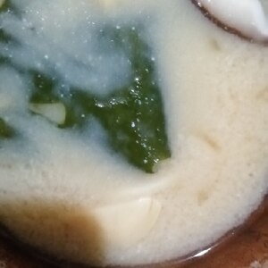 豆腐とわかめと椎茸の味噌汁